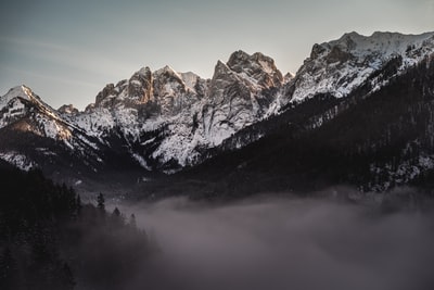 灰岩下的落基山